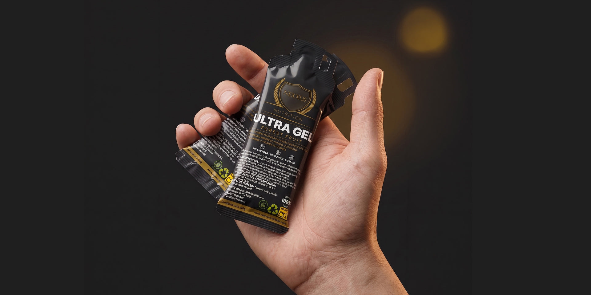 Ultra Gel de Nexxus Nutrition en la mano de un deportista